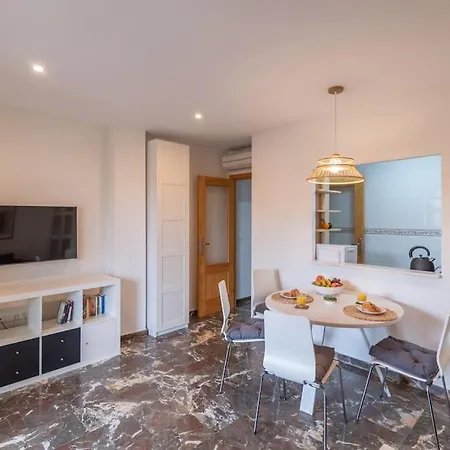 Cozy Close To The + Free Parking Apartment