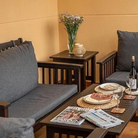 Cozy Close To The + Free Parking *